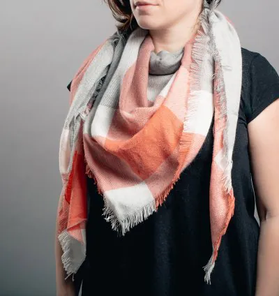 أوشحة نسائية ملونة